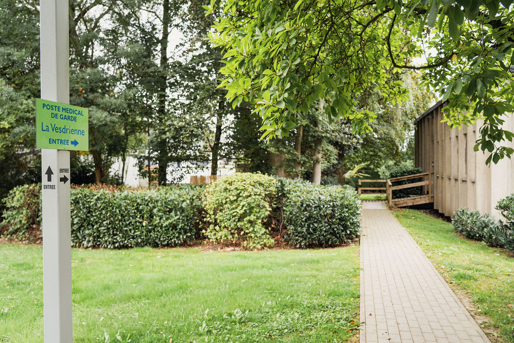 Panneau d'accès au Poste Médical de Garde La Vesdrienne, dans les jardins de la Polyclinique de Fléron