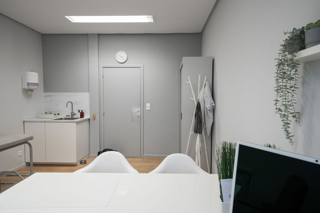 Pièce du personnel avec évier, vestiaire et espace de bureau à la Polyclinique de Fléron
